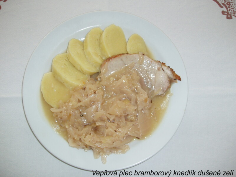Vepřová plec bramborový knedlík dušené zelí